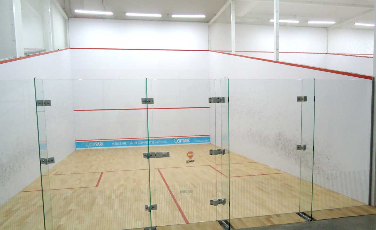 Murs Arrière en Verre Premium pour Courts de Squash – Visibilité Supérieure signée COURTWALL®
