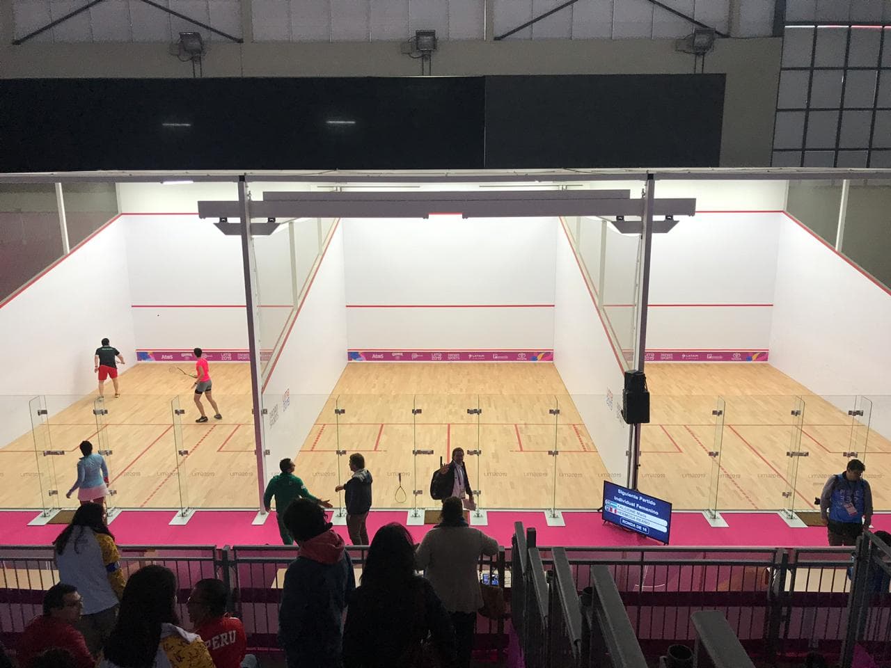 هندسة متقدمة لملاعب الإسكواش – أنظمة جدران متحركة من COURTWALL